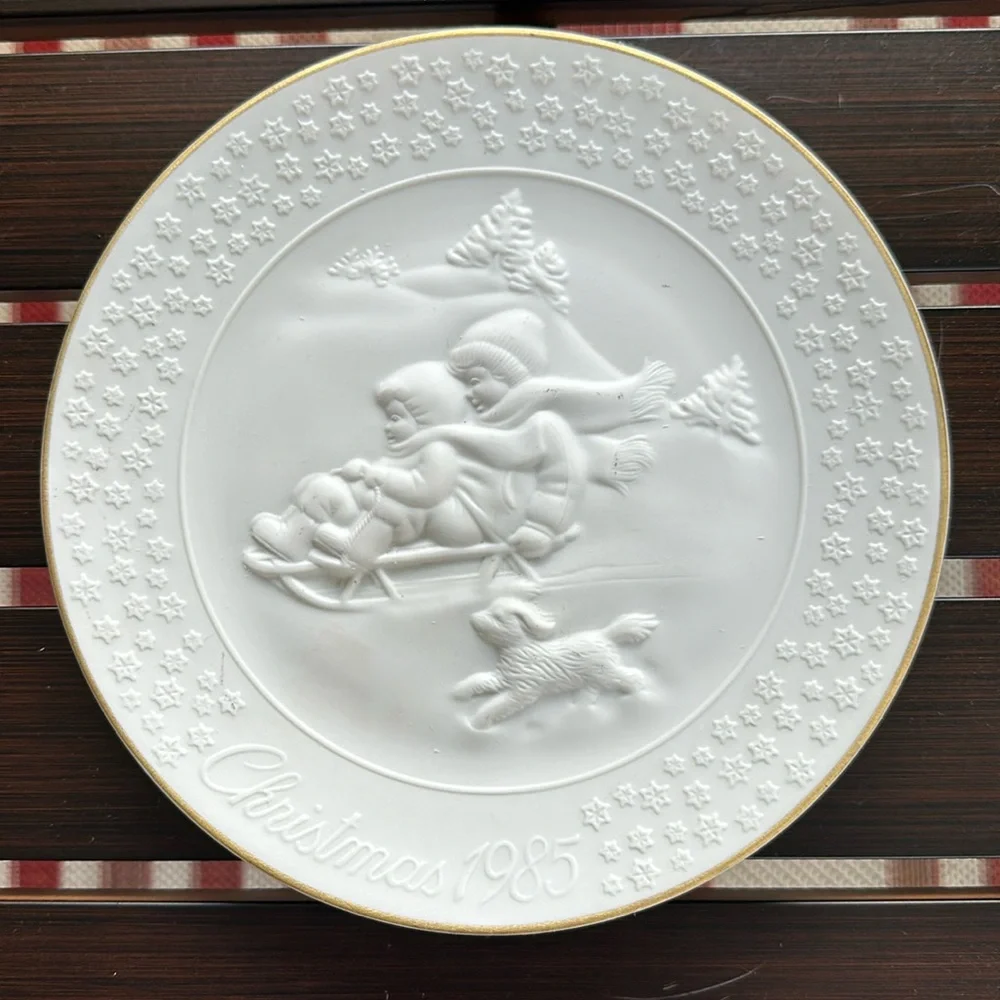 Avon “A Childs Christmas” 1985 Christmas Bisque Porcelain Plate Series 24KT Rim